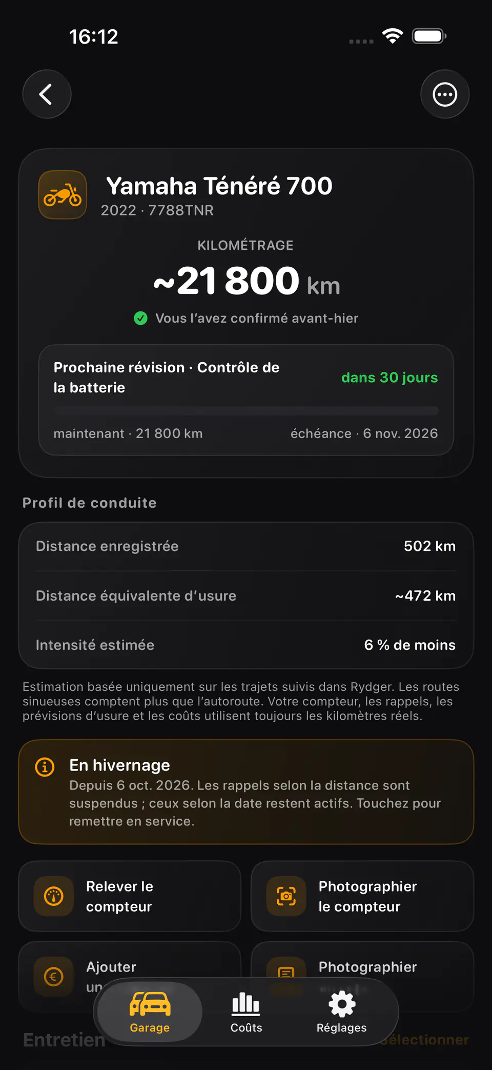 Une Yamaha Ténéré 700 en hivernage dans Rydger. Un bandeau indique que les rappels liés à la distance sont suspendus et que ceux liés à la date restent actifs.